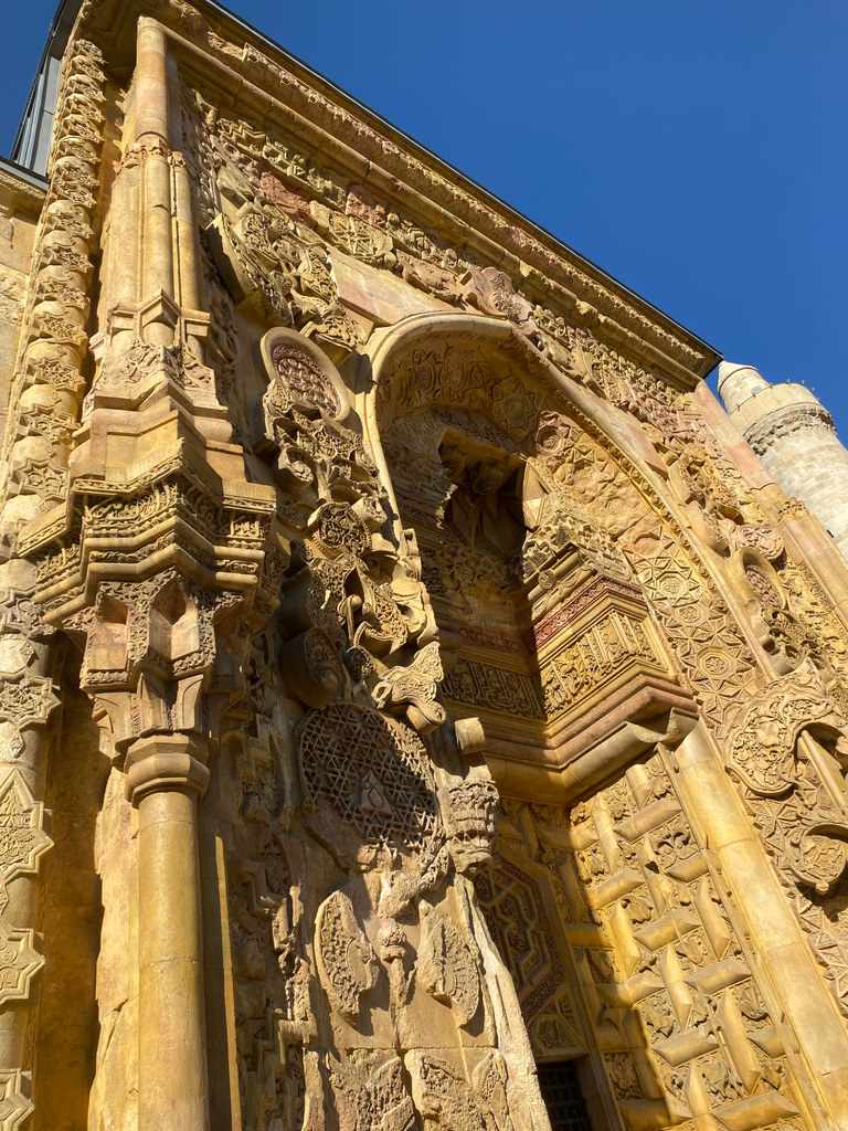 Divriği Ulu Camii kuzey taç kapısının gövdesi, aşağıdan gökyüzüne karşı görünüm