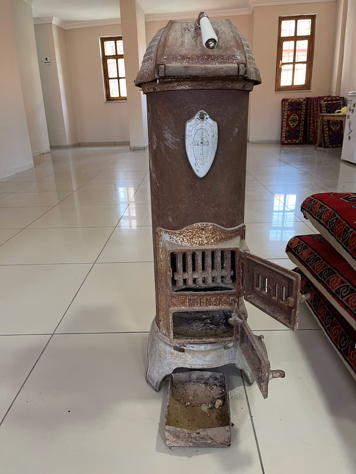 Domestic heating object with a metal body and door