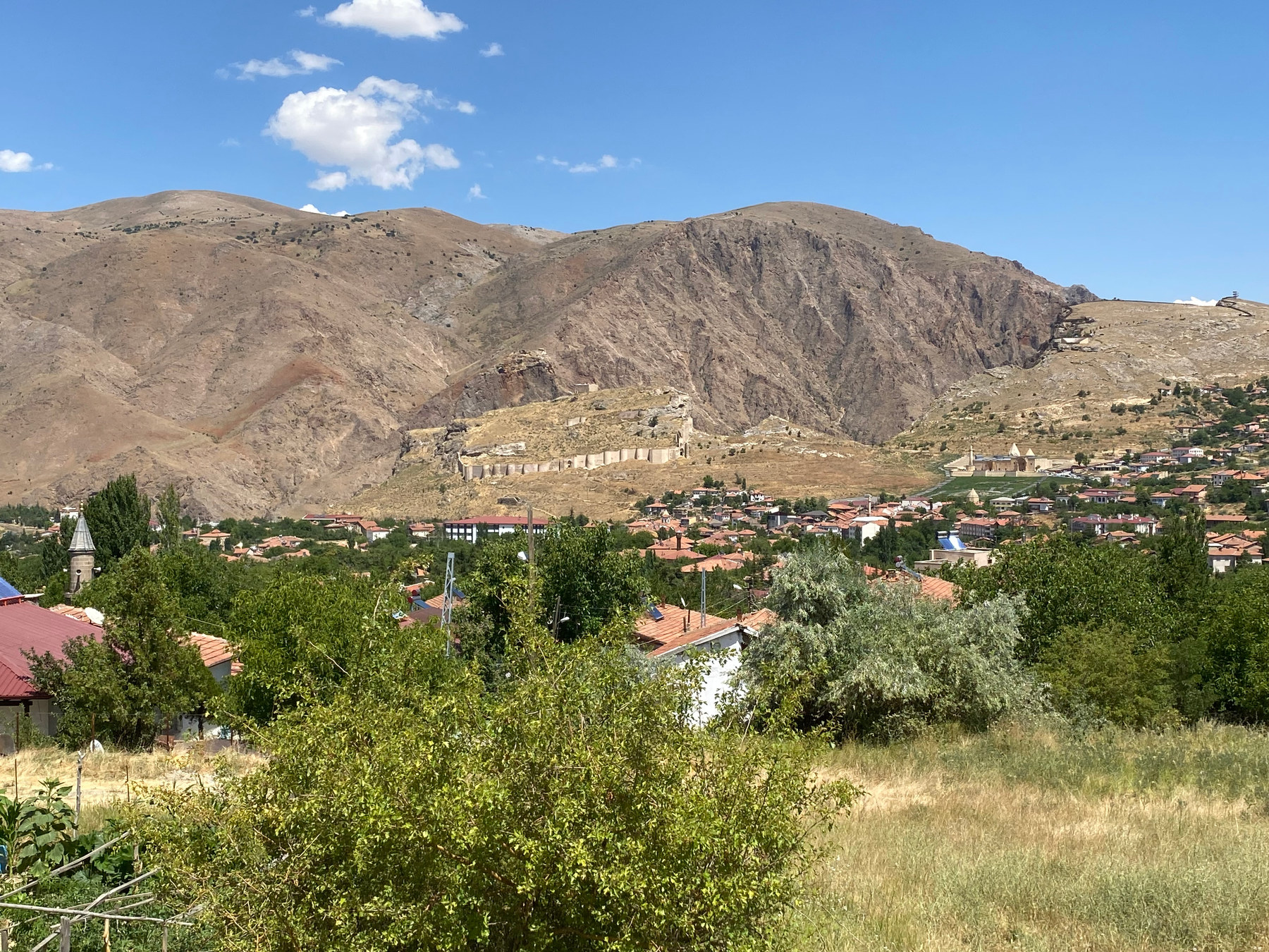 Divriği Kalesi surları, kent dokusu ve arkada dağlar