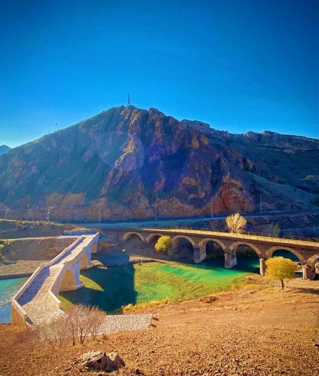 Dağın önünde vadiyi aşan köprü