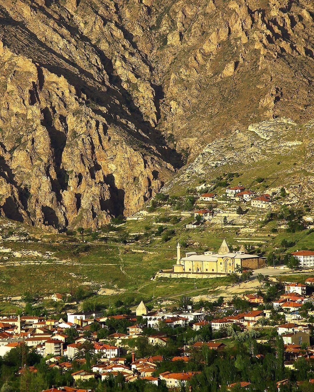 Dağın önünde yerleşim