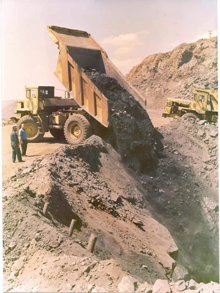 Yükünü boşaltan kamyon