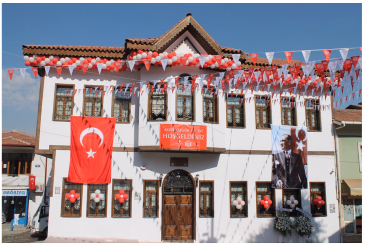 Sadık Özgür Anı Evi’nin bayraklar ve açılış süsleriyle görünen dış cephesi